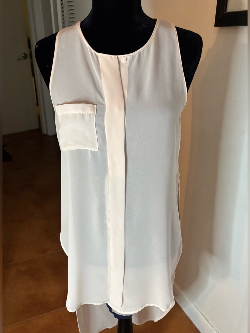 LUSH Brand women’s high-low hem, pocket, hidden buttons Great material Cond good